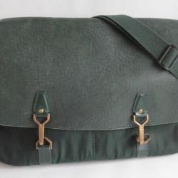 LOUIS VUITTON Sac Dersou Messenger cuir Taïga vert