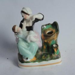 Encrier figuratif porcelaine Vieux Paris Paysanne à l'enfant