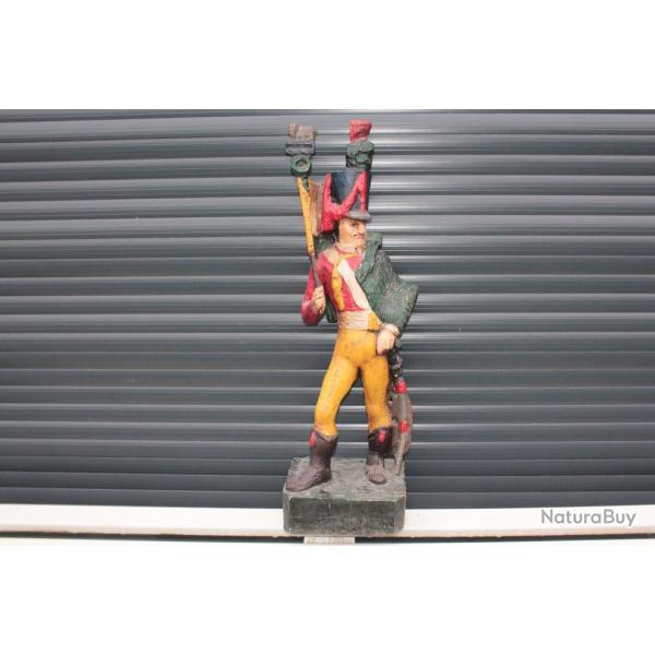 Soldat Porte drapeau bois sculpt