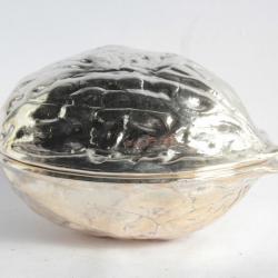 Casse-noix figuratif Noix géante métal argenté