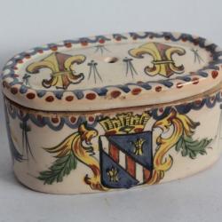 Boite dévidoir faïence de Rouen Blois Fleurs de lys Broderie couture