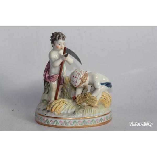 MEISSEN Figurine porcelaine Chrubins coupant du bl