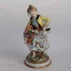 CAPODIMONTE Sujet en porcelaine Femme au panier de fleurs