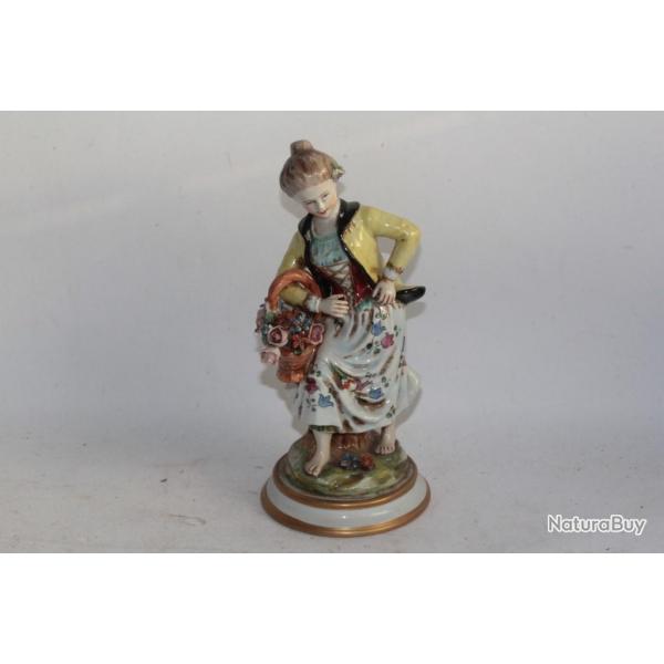 CAPODIMONTE Sujet en porcelaine Femme au panier de fleurs