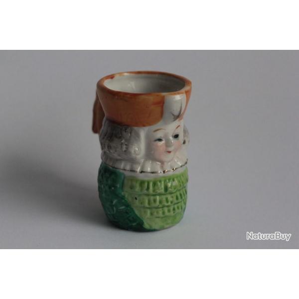 Petit pot  crme porcelaine anthropomorphe