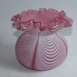 Vase mouchoir Satin Glass Nailsea Angleterre