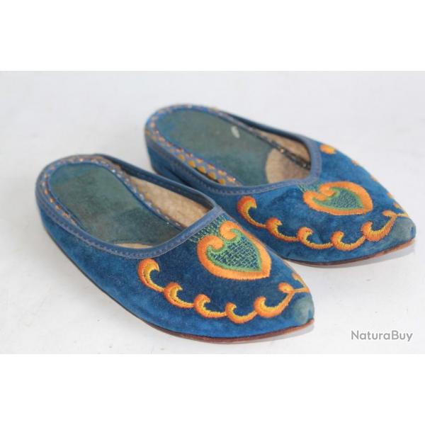 Petites babouches brodes vintage Souliers
