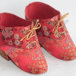 Petites chaussures en soie brodée Bound feet shoes Malaisie