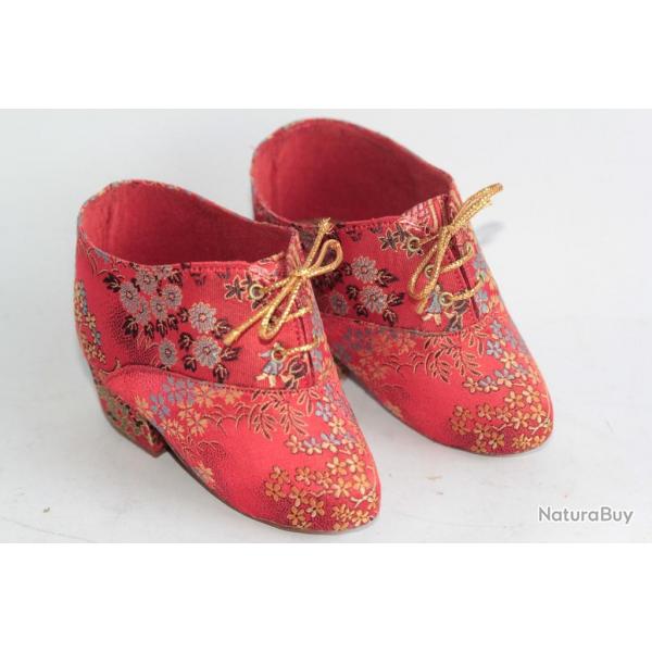 Petites chaussures en soie brode Bound feet shoes Malaisie