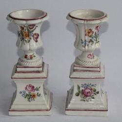 Paire de vases Médicis porcelaine Mennecy XVIIIe siècle
