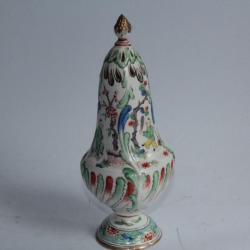 Saupoudreuse porcelaine Chantilly XVIIIe siècle décor chinois