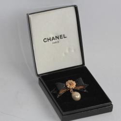 CHANEL Broche émaillée Ruban au Camélia perle Bijoux