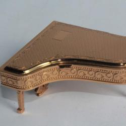 Poudrier Sonata Pygmalion Piano à queue