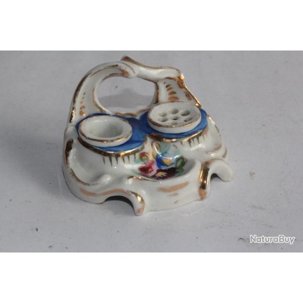 Ancien encrier porcelaine miniature pour poupe