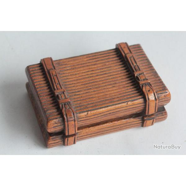 Ancienne boite  timbres bois sculpt