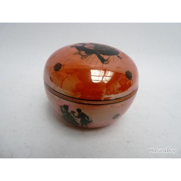 Boite a crme porcelaine maille dcor Napolon III