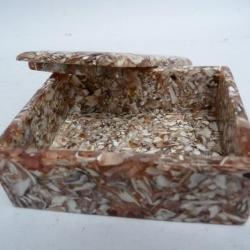 Ancienne boite en plastique compressé