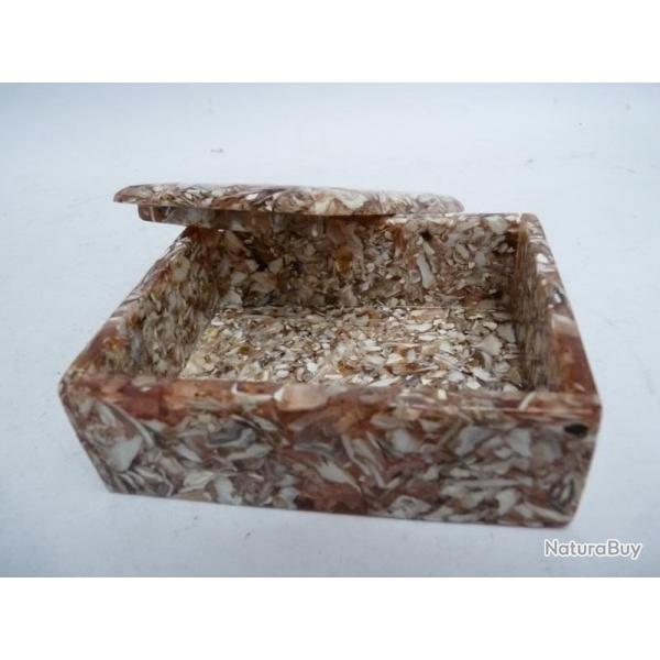 Ancienne boite en plastique compress
