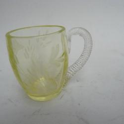 Petit verre a l'urane gravé  ouraline Art de la table verrerie