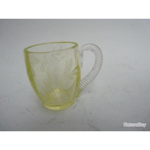 Petit verre a l'urane grav  ouraline Art de la table verrerie