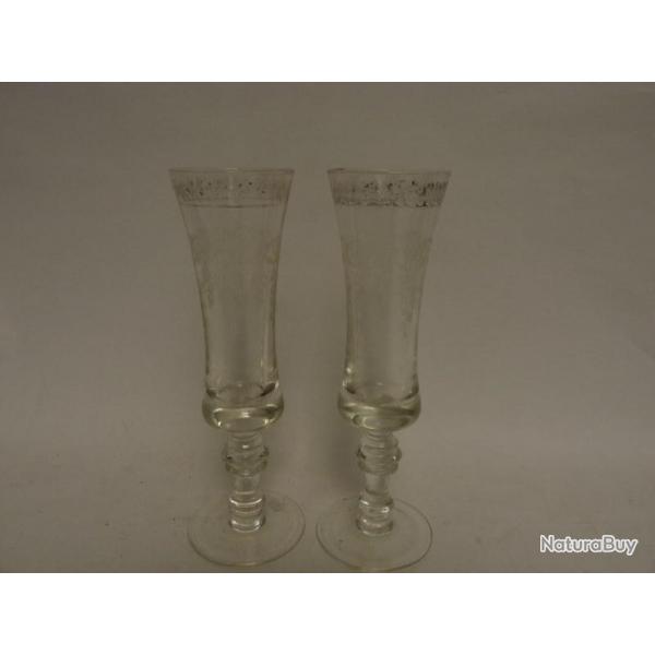Paire fltes a champagne dcor grav verres