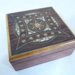 Boite a bijoux a décor d'incrustations
