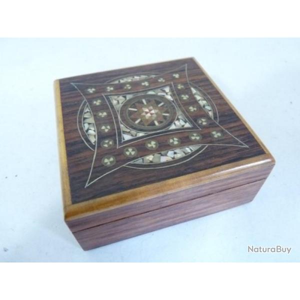 Boite a bijoux a dcor d'incrustations