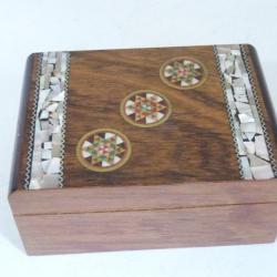 Boite a bijoux a décor d'incrustations