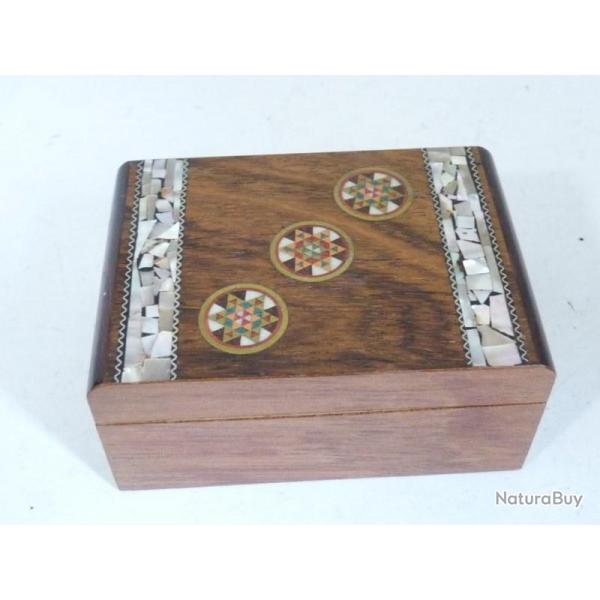 Boite a bijoux a dcor d'incrustations