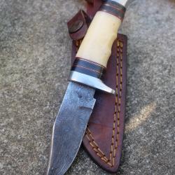 Couteau De Chasse Scout Lame Clip Point Acier Damas 256 Couches Manche Os Etui Cuir F Artisanale