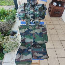 Treillis militaire sur tenue anti pluie