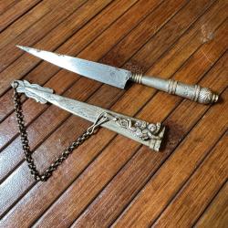 JOLIE PETIT STYLET MÉTAL ARGENTÉ PASSANT DE CEINTURE SCULPTÉ EN ANGELO XlX ÉME SIÈCLE