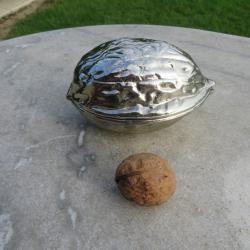 Grand Casse noix/Casse noisette vintage en métal argenté en forme de noix (Vers 1970)