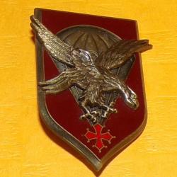 INSIGNE PARACHUTISTE : 11° Division Parachutiste, fond foncé, épingle sertie, FABRICANT DELSART SENS