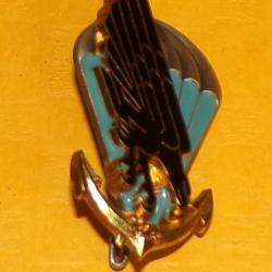 INSIGNE PARACHUTISTE : 425° Bat. Para. de Commandement et Soutien, épingle pastille ronde ,aigle noi
