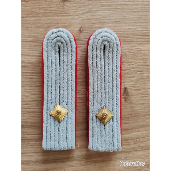 PAIRE DE PATTES D ÉPAULE DE LIEUTENANT DE L ARTILLERIE