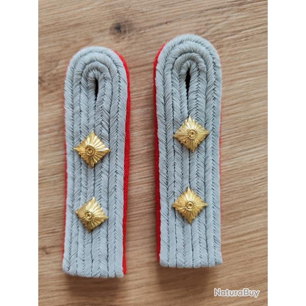 PAIRE DE PATTES D ÉPAULE DE CAPITAINE DE L ARTILLERIE