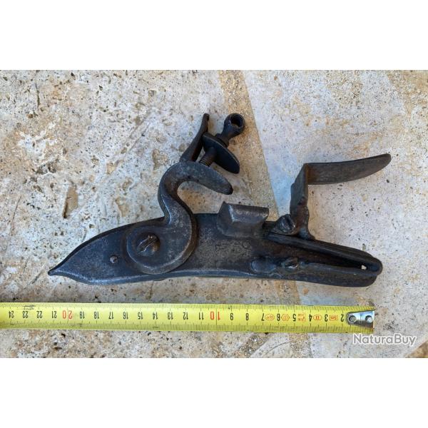 Platine  silex de Fusil de Rempart ancienne monarchie . XVII/XVIIIme .