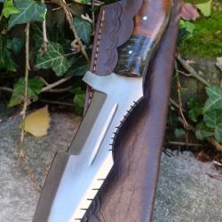 Couteau Bushcraft Trakker Survie Lame Acier Carbone 1055 Manche Bois Etui Cuir Fabric Artisanale
