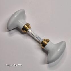 Deux boutons de porte ovales en porcelaine blanche et barre pour porte, neufs, années 70