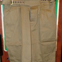 SHORT DE TYPE DE L'ARMEE ANGLAISE , DE FABRICATION ACTUELLE , TAILLE 88 SOIT EN CIVIL 44 OU L ,AVEC