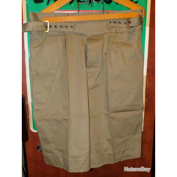SHORT DE TYPE DE L'ARMEE ANGLAISE , DE FABRICATION ACTUELLE , TAILLE 88 SOIT EN CIVIL 44 OU L ,AVEC