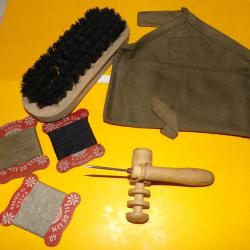 POCHETTE  NECESSAIRE A COUDRE WWII ,AVEC 3 POCHETTES DE FILS ET AIGUILLE SUR SON SUPPORT EN BUI