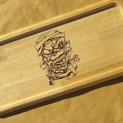 Plateau en bois gravé - motif tête de mort personnalisable