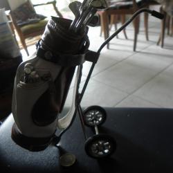 Voiturette de golf miniature avec bâtonnets à cocktail