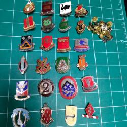 LOT DE 24 INSIGNES RÉGIMENTAIRES AMÉRICAINS, CREST US ARMY POST WW2