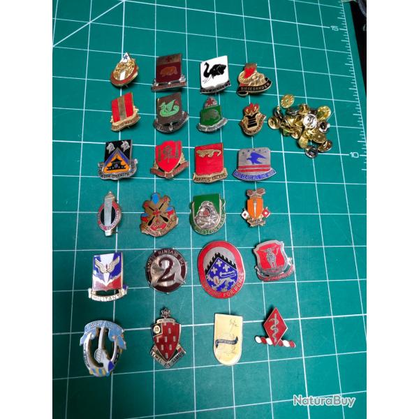 LOT DE 24 INSIGNES RGIMENTAIRES AMRICAINS, CREST US ARMY POST WW2