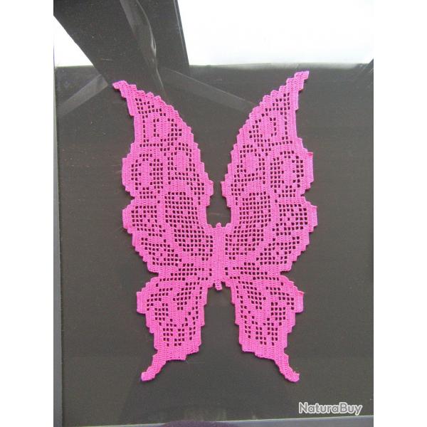 Papillon rose, napperon crochet filet. Dcoration textile linge de table fait main neuf .