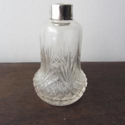 Flacon en verre taillé, col argent 835 art déco 1930