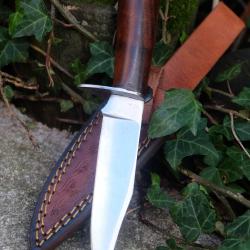 Poignard Couteau de Chasse Lame Acier Carbone 1055 Manche Bois/Acier Etui Cuir Fabric Artisanat 01